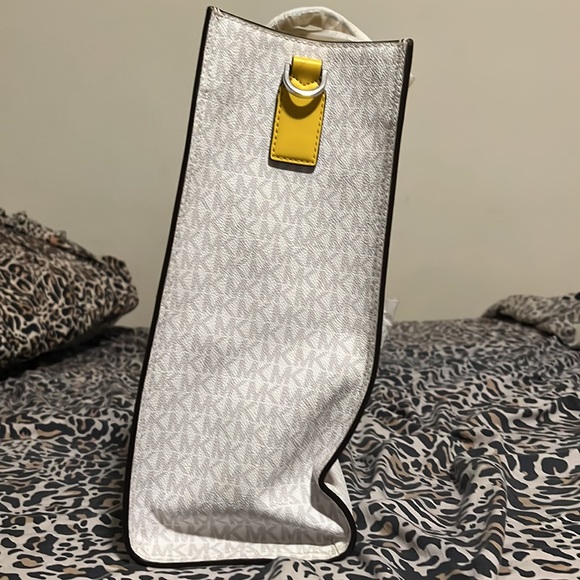 I am selling this MK bag , Brand New - Picture 4 of 4